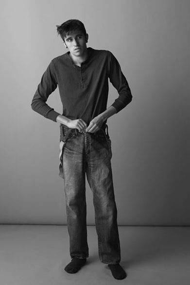 <strong>FILL THE BILL｜フィル ザ ビル</strong>　2012-13年秋冬コレクション　MENPHIS YARN HENRY NECK 1万3650円、FIVE POCKET PAINTER PANTS 3万7800円