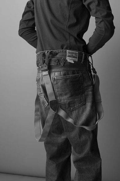 <strong>FILL THE BILL｜フィル ザ ビル</strong>　2012-13年秋冬コレクション　MENPHIS YARN HENRY NECK 1万3650円、FIVE POCKET PAINTER PANTS 3万7800円