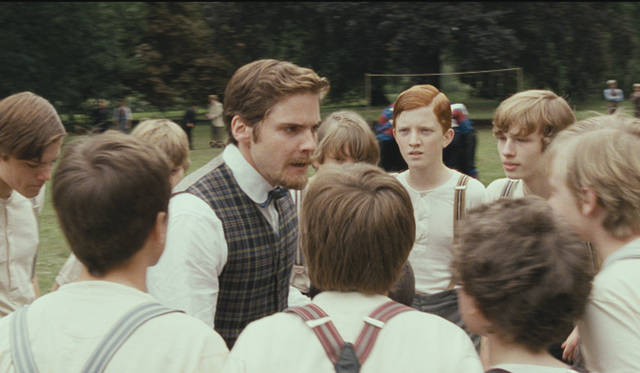 <strong>『コッホ先生と僕らの革命』</strong>　心を閉ざして生きてきた少年たちが、自分を犠牲にしてまで真の教育を授けようとする教師の熱意に触れ、夢と勇気と笑顔を取り戻すまでの成長を綴った『コッホ先生と僕らの革命』　©2011 DEUTSCHFILM / CUCKOO CLOCK ENTERTAINMENT / SENATOR FILM PRODUKTION