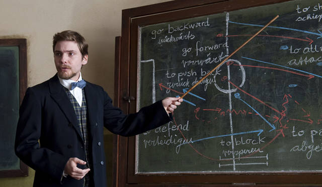 <strong>『コッホ先生と僕らの革命』</strong>　“ドイツサッカーの父”として知られるコンラート・コッホと少年たちとの、サッカーをつうじた心の交流を描く　©2011 DEUTSCHFILM / CUCKOO CLOCK ENTERTAINMENT / SENATOR FILM PRODUKTION