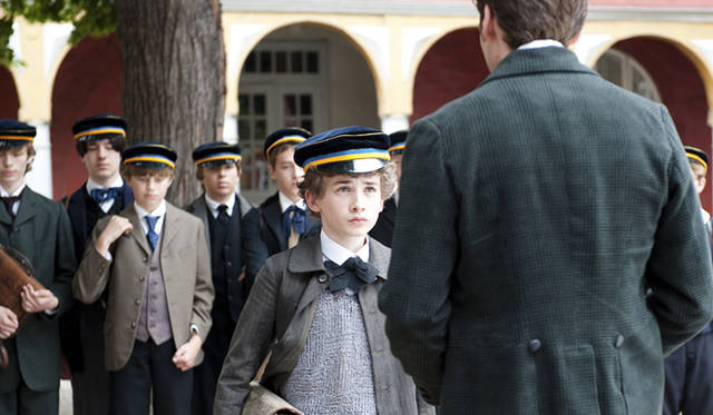 <strong>『コッホ先生と僕らの革命』</strong>　帝国主義下のドイツでは強烈な反英感情が高まるなか、名門校にイギリスからドイツ初の英語教師コンラート・コッホ、後に“ドイツサッカーの父”と呼ばれる男が赴任してきた　©2011 DEUTSCHFILM / CUCKOO CLOCK ENTERTAINMENT / SENATOR FILM PRODUKTION