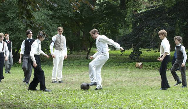 <strong>『コッホ先生と僕らの革命』</strong>　外の世界に触れず、日々の生活に疑問を持つことなく過ごしていた生徒たちも徐々にサッカーの虜となり、自らの意思を持ちはじめ、それぞれの選んだ道を歩みはじめようとする　©2011 DEUTSCHFILM / CUCKOO CLOCK ENTERTAINMENT / SENATOR FILM PRODUKTION