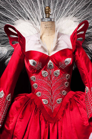 <strong>SWAROVSKI│スワロフスキー</strong>　手の込んだデザイン　©2012 Relativity Media