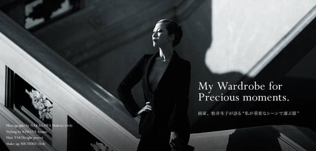 <strong>GIORGIO ARMANI｜ジョルジオ アルマーニ</strong><br />首から肩にかけて、そして肩からウエストラインを辿って裾へと続くラインは、人間の身体を最高に美しく見せてくれる魔力に満ちている。これから起こる出来事を予感させながらの胸が高まる時間、自分に自信をもたらしてくれるジャケットを素肌に羽織って。ジャケット 29万4000円、スカート 12万750円、クラッチバッグ 26万2500円（すべてジョルジオ アルマーニ／ジョルジオ アルマーニ ジャパン Tel. 03-6274-7070）