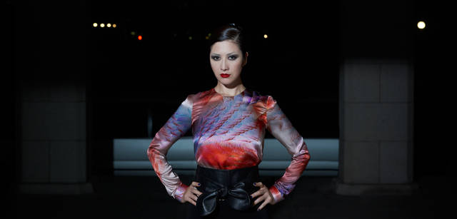 <strong>GIORGIO ARMANI｜ジョルジオ アルマーニ</strong><br />ほかの何物にも代えがたい、インディペンデントな存在であること。哲学を語る服は、それだけで美しくすらある。どこかアジアンな雰囲気を漂わせるプリントのシルクトップスに、レザーのサッシュベルトをあしらって。プリントトップス 8万1900円、サッシュベルト 7万6650円、スカート 12万750円（すべてジョルジオ アルマーニ／ジョルジオ アルマーニ ジャパン Tel. 03-6274-7070）