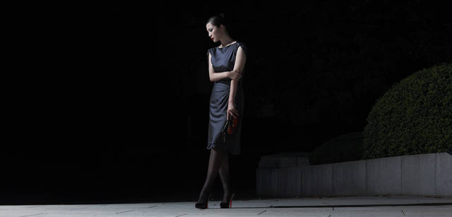 <strong>GIORGIO ARMANI｜ジョルジオ アルマーニ</strong><br />流れるように身体を包み込む、そのドレスのライン。どこかエッジのきいたデザインながら、エレガンスやフェミニニティも感じさせ、さらに着心地の良さも約束してくれる。ドレス 30万4500円、クラッチバッグ 105万円、靴は本人私物（ジョルジオ アルマーニ／ジョルジオ アルマーニ ジャパン Tel. 03-6274-7070）