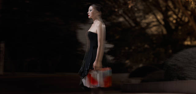 <strong>GIORGIO ARMANI｜ジョルジオ アルマーニ</strong><br />会うひとすべての目を釘付けにし、虜にしてしまいそうな、ベアトップドレスの着こなし。大胆なデザインであってもジョルジオ アルマーニなら、着るひと自身を主役にして見せてくれる。ベアトップドレス 58万8000円、プリントスカート 19万9500円（ともにジョルジオ アルマーニ／ジョルジオ アルマーニ ジャパン Tel. 03-6274-7070 ）