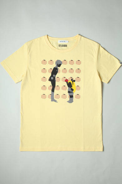 <strong>STRICT-G｜ストリクト ジー</strong>　期間限定Tシャツ「第9話　翔べ！ガンダム」（Episode-9　アムロいいものあげる）　シャアからの厳しい追撃で補給もままならないなか、厨房から拝借したトマトをアムロにプレゼントするキッカ。3990円　© SOTSU・SUNRISE