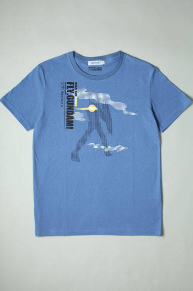 <strong>STRICT-G｜ストリクト ジー</strong>　期間限定Tシャツ「第9話　翔べ！ガンダム」（Episode-9　翔べ！ガンダム）　ガルマ率いるドップ編隊が迫るなか、ガンダムで出撃したアムロは、ロケットノズルの逆噴射で空中戦を展開。3990円　© SOTSU・SUNRISE