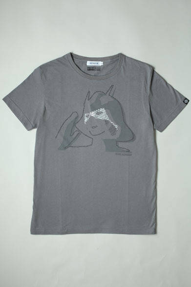 <strong>STRICT-G｜ストリクト ジー</strong>　期間限定Tシャツ「第10話　ガルマ散る」（Episode-10 シャアの野望）　｢君はいい友人だったが、君の父親がいけないのだよ｣。シャアは高らかに笑いながら、裏切りをガルマに告げる。3990円　© SOTSU・SUNRISE