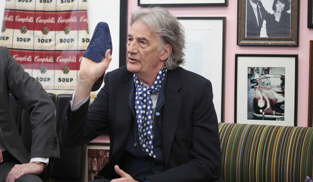 　LUCCAを手にするポール・スミス氏