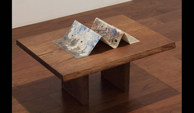 <strong>ART│『ホームアゲイン－Japanを体験した10人のアーティスト』展</strong><br />ムナム・アパン<br />「ヒルサイド・ストーリーズ：ネリとヨミ」／2009年／綿糸、糊、ファブリアーノ・コールドプレス紙（400gsm）タモ材台座／26.0 x 56.0 x 8.5cm（作品）35.0 x 70.0 x 35.0cm（台座）<br />撮影：木奥惠三