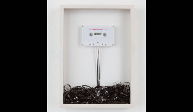 <strong>ART│『ホームアゲイン－Japanを体験した10人のアーティスト』展</strong><br />デュート・ハルドーノ<br />「無題（それは、B面だよ）」／2011年 ／カセットテープ、額／36.0 x 21.2cm（参考図版）<br />撮影：木奥惠三
