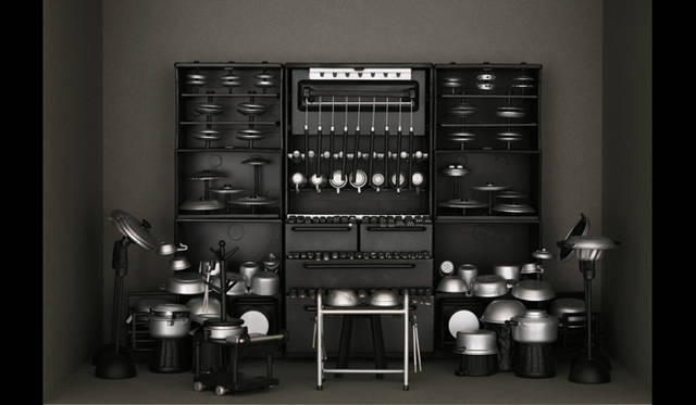 <strong>ART│『ホームアゲイン－Japanを体験した10人のアーティスト』展</strong><br />ドナ・オン<br />「秘めたる、静かなる場所で(ⅴ)」／2008年／エナメル絵具、ミニチュアプラスチック玩具、プラスチック製品／44 .0x 37.0 cm <br />撮影：木奥惠三