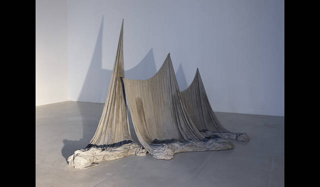 <strong>ART│『ホームアゲイン－Japanを体験した10人のアーティスト』展</strong><br />チアゴ・ホシャ・ ピッタ<br />「地質大陸移動の記念碑」／2012年 ／セメント、カンヴァス／170 .0x 250 .0x 100 .0cm（参考図版） 