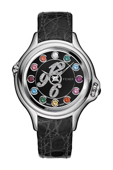 フェンディがもつモダンな感性と、革新的な特許技術とが見事に融合したウォッチ「クレイジー カラット」。2年前に発表されたこのシリーズに、クロコダイルストラップでよりドレスアップした新作が登場した。「クレイジー カラット」は、4時の位置にあるリュウズを回すと、インデックスのジェムストーンが回転し、レインボーとピンク、ブルーの3パターンの色の組み合わせができるというもの。その日の着こなし、または気分によって、さまざまな組み合わせを楽しみたい。<br /><br /><strong>クレイジー カラット<br /></strong>41万4750円<br />クォーツ、直径38mm、SS×ダイヤモンド×カラートパーズ<br /><br />フェンディ ジャパン<br />Tel. 03-5414-6762