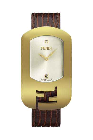 「カメレオン」ウォッチのレクタングルケースは、人間工学に基づいてカーブの角度が計算され、心地よく、愛らしく見える絶妙なフォルムにデザインされている。12時と6時位置にセッティングされた2粒のダイヤモンドも、さりげない上質感を醸し出す。裏面には個別シリアルナンバー入り。<br /><br /><strong>カメレオン<br /></strong>11万250円<br />クォーツ、ケース径29×49.2mm、YG、9月以降発売予定<br /><br />フェンディ ジャパン<br />Tel. 03-5414-6762