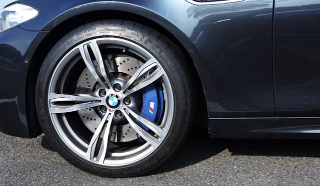 <strong>BMW M5｜ビー・エム・ダブリュー M5</strong><br />フロントブレーキは400mmのドリルドローターを6ポットキャリパーで締めつける