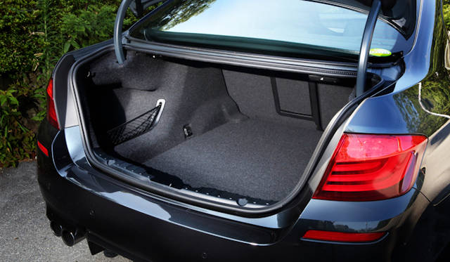 <strong>BMW M5｜ビー・エム・ダブリュー M5</strong><br />トランク容量は520リットル