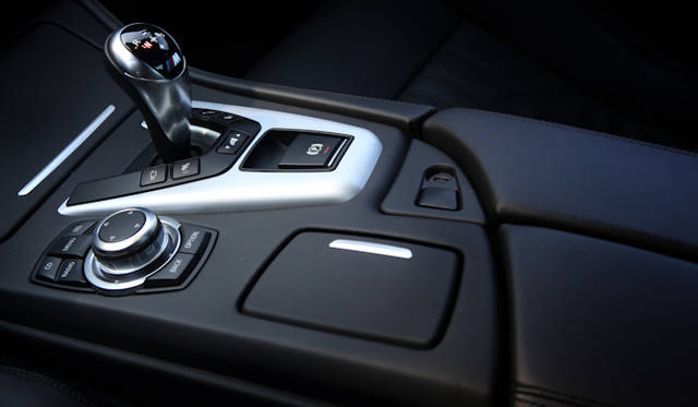 <strong>BMW M5｜ビー・エム・ダブリュー M5</strong><br />シフトレバー右側から手前にかけて、変速エンジン回転数、ダンパー減衰力、ハンドリング特性、変速スピードなど、走行モード変更用のスイッチが並ぶ