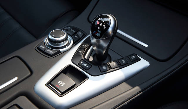 <strong>BMW M5｜ビー・エム・ダブリュー M5</strong><br />シフトレバー右側から手前にかけて、変速エンジン回転数、ダンパー減衰力、ハンドリング特性、変速スピードなど、走行モード変更用のスイッチが並ぶ