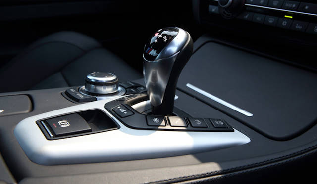 <strong>BMW M5｜ビー・エム・ダブリュー M5</strong><br />シフトレバー右側から手前にかけて、変速エンジン回転数、ダンパー減衰力、ハンドリング特性、変速スピードなど、走行モード変更用のスイッチが並ぶ