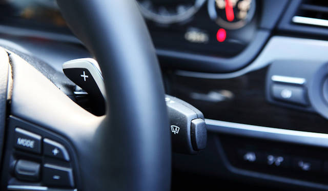 <strong>BMW M5｜ビー・エム・ダブリュー M5</strong><br />ハンドル裏にはパドルシフトが備わる