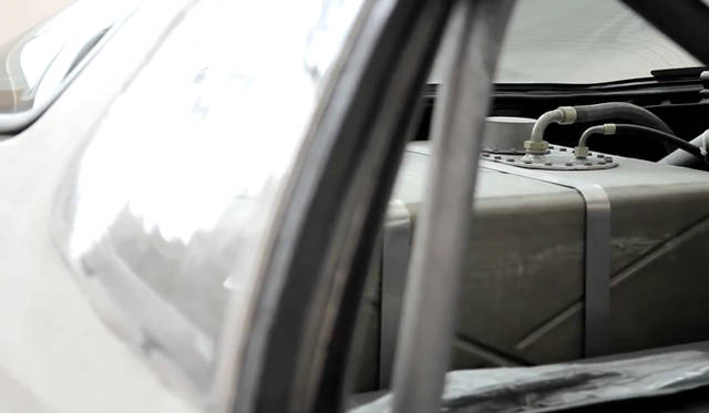 <strong>Porshce Museum Secrets｜ポルシェ ミュージアム シークレッツ</strong>　耐久走行世界記録樹立をめざした「924」　リヤに置かれているのは増槽だろうか