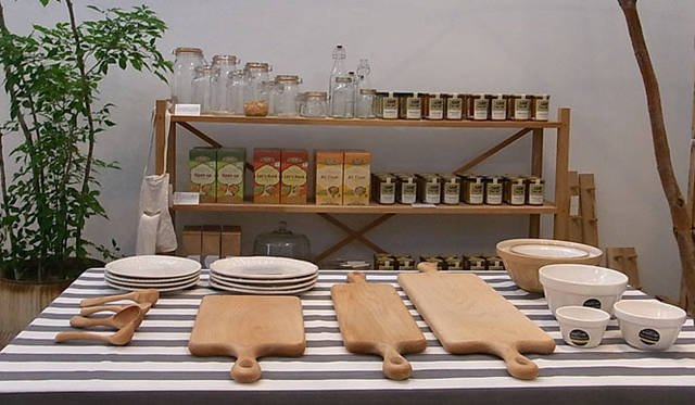 <strong>The Tastemakers & Co.</strong>　「The BREAKFAST CLUB」　ウッドスカルプチャー「BLACKCREEK MERCANTILE & TRADING CO.」