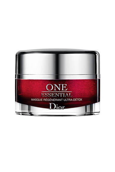「20歳の時より、今、美しく」。肌内部の根源にある若さと美しさの鍵にアプローチする、ブランドの最先端技術の結晶であるスキンブースタースーパー美容液「ワン エッセンシャル」より、睡眠不足、生活習慣やストレスなどで疲れたすべての女性たちへ、待望のマスクが誕生。なんと「ワン エッセンシャル」の有用成分を10倍配合！　美容液１本分のパワーを肌に注ぎ込む10分間の集中ケアが、まるで生まれ変わったかのような、なめらかで弾力と輝きに満ちた肌を取りもどす。<br /><br />カプチュール トータル ワン エッセンシャル マスク [50mL] 1万2075円<br /><br />パルファン・クリスチャン・ディオール<br />Tel. 03-3239-0618