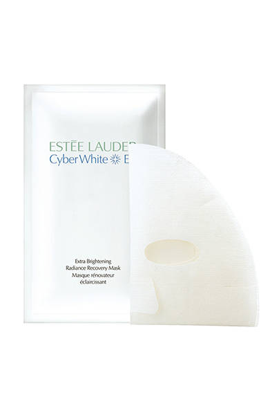 深く目立つ頑固な加齢性のシミ、老斑。くすんだ印象をもたらす毛穴メラニンによる肌表面の小さなシミ。そして肌内に潜伏する、まだ見えないシミ。この3つのシミに着目し、アプローチする、ブランド至上最強の美白ライン「サイバー ホワイト EX」のスペシャルケアとして誕生した薬用シートマスク。長年、独自の研究開発を続けてきたブランドならではの革新的な最先端テクノロジーを駆使して、シミ、くすみを徹底解消。5分間の使用で美白成分を集中的に浸透、強力な美白効果を発揮する。<br /><br />サイバー ホワイト EX ブライトニング マスク [21mL×6枚] 8000円 ※医薬部外品<br /><br />エスティ ローダー<br />Tel. 03-5251-3386<br />http://www.esteelauder.co.jp