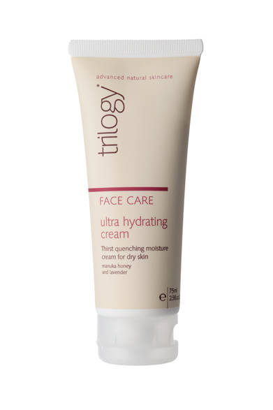 ブランドのベストセラーであるオーガニック認定ローズヒップオイルをはじめ、アロエやマヌカハニーなど、天然由来の成分が植物オイルとともに脱水状態の肌に滋養を与えながらしっとりと水分補給。リンスオフマスクとしての使用法のほかに、“超”乾燥脱水肌にお薦めなのは、肌がクリームを吸収するまでマッサージしたあと、洗い流さずそのまま放置。ひと晩かけてじっくり肌を柔らかく滑らかに整え、しっかり水分補給。自然の恵みをたっぷりチャージして、枯れた肌に活き活きと瑞々しい健康的なツヤが蘇る。<br /><br />ウルトラ ハイドレーティング クリームマスク [75mL] 5250円<br /><br />トリロジー／コスメティカ パシフィック リム<br />Tel. 03-5484-3483<br />http://www.trilogyproducts.jp