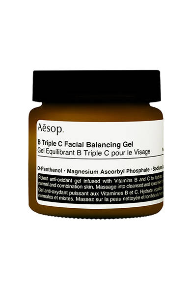 肌をなめらかに整えるアロエべラ、肌の状態を落ち着かせるカミツレに、コンディションを整えるパセリ種子油、そしてキメを整え、肌を引き締めるハマメリス水と、厳選された自然の恵みをぎゅっと凝縮し、疲れた肌にうるおいと栄養を与えるビタミン豊富なジェルマスク。肌にすばやくなじみ、保湿しながら崩れた肌のバランスを整える。軽い使用感とフレッシュなアロマの香りがもたらす至福のリラックスタイムで心までパワーチャージ！<br /><br />Bトリプル Cフェイシャル モイスチャライジング ジェル マスク [60mL] 9030円<br /><br />イソップ・ジャパン<br />Tel. 03-6427-2137<br />http://aesop-japan.com