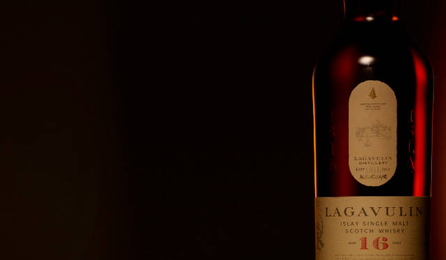 <strong>MHD グランド モルト テイスティング2012</strong>　アイラ島が誇る荘厳なシングルモルト、ラガヴーリンの「ラガヴーリン 16年」。ピート、海草、ウッド、フルーツの複雑な香味で、島の名を世界に知らしめた
