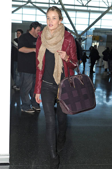 <strong>BURBERRY│バーバリー</strong>　バーバリーのキャンペーンモデルも務める、英国人モデル・女優のロージー・ハンティントン=ホワイトリーもプライペートで「バーバリー・オーチャード」を愛用