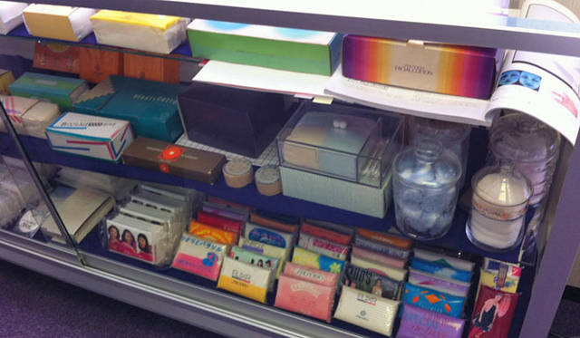 　社長室は資料室を兼ね、歴代コットンが展示されている