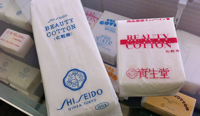 　ブルーのパッケージが、1963年誕生の化粧用コットン第1号