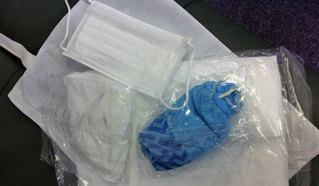 　工場見学セットは、白衣、ヘアキャップ、マスク、シューズカバーがセット