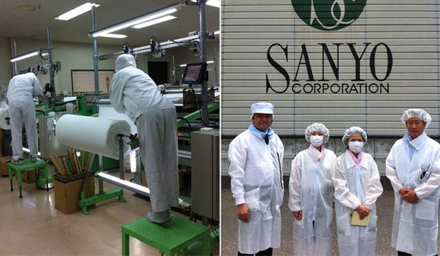 　左／ロール状のコットンで検品。検品は製造工程で何度も繰り返され、小さな異物ひとつなく、完璧な状態で製品となる。右／工場見学後に記念撮影。左から、小迫隆司社長、ザ•ギンザのPR 町田淑江さん、ビューティエディターの國藤直子さん、ザ•ギンザの森 茂販売企画部長