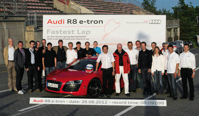 <strong>Audi R8 e-tron｜アウディ R8 イートロン</strong><br />ニュルブルクリンクタイムアタックのチームメンバーたち