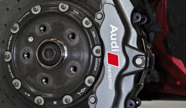 <strong>Audi R8 e-tron｜アウディ R8 イートロン</strong><br />大型ブレーキキャリパーとカーボンディスクローター