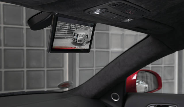 <strong>Audi R8 e-tron｜アウディ R8 イートロン</strong><br />ルームミラーの代わりをつとめる7.7インチのカラー液晶モニター