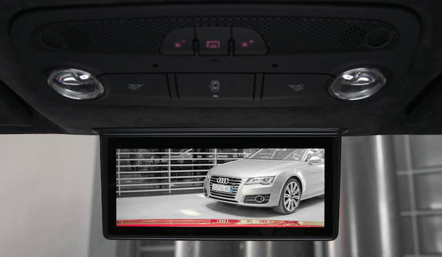 <strong>Audi R8 e-tron｜アウディ R8 イートロン</strong><br />ルームミラーの代わりをつとめる7.7インチのカラー液晶モニター