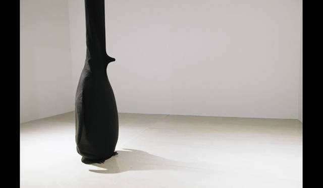 <strong>ART｜栗林隆展</strong> 栗林氏は一貫して人間と自然の関係性を表現の主題とし、“境界”をテーマに作品を制作。陸と水を自由に行き来するペンギンは、“境界”を象徴する存在だ