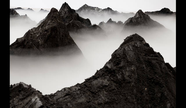 <strong>ART｜栗林隆展</strong> 「水」をテーマに、大規模な新作インスタレーション、映像作品を中心に展示をおこなっている