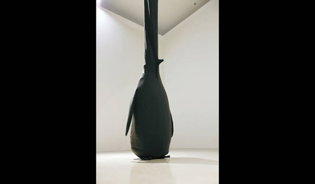 <strong>ART｜栗林隆展</strong> 「Reversible」と題されたこの作品はものごとの「二重性」も表現している。 表地がウール、裏地がフェイクファーでできており、ひっくり返すことで異なる作品となる