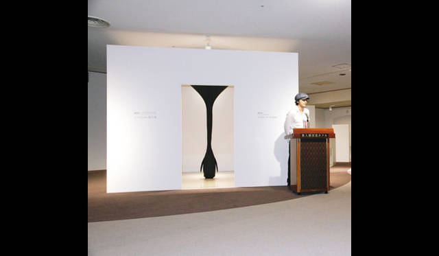 <strong>ART｜栗林隆展</strong> 8月8日（水）、奥入瀬渓流ホテルでおこなわれたセレモニーでスピーチする栗林隆氏