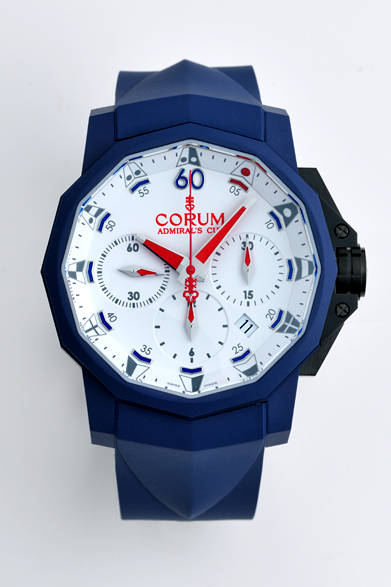 斬新なアイデアと独創的なモノづくりで注目を集めるスイスの時計ブランド「コルム」。創業は1955年と若いが、老舗時計ブランドにはないモダンな時計づくりは、今年のバーゼルでも健在。ジャパンブルーをイメージした本作は今年の別注モデル。「アドミラルズカップ」のアイコンとなっているダイヤルに配された国際海洋信号旗は、1時位置にのみカラーがくわえられた。<br /><br /><strong>アドミラルズカップ チャレンジャー44 クロノラバー（日本限定モデル）</strong><br />99万7,500円（日本限定18本）<br />自動巻き、直径44mm、SS（硬質ラバーコーティング）、100m防水<br /><br />DKSHジャパン株式会社カスタマーサービス<br />Tel. 03-5441-4515<br />http://www.corum.ch