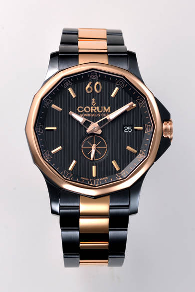 コルムを代表する「アドミラルズ カップ レジェンド42」コレクションに、1960年に登場し人気を博したモデルが、今年あたらしくなって再登場。SSまたはSS/18KRGのケースには、ブルーPVD加工がほどこされ、80年代当時と比べ、よりモダンでクラシックなイメージにリフレッシュされた。また6時位地には秒針、3時位置にはデイトが表示され実用性にも優れる。<br /><br /><strong>アドミラルズカップ レジェンド42</strong><br />136万5,000円（世界限定100本）<br />自動巻き、直径42mm、18KRG（ブルーPDV加工）、30m防水<br /><br />DKSHジャパン株式会社カスタマーサービス<br />Tel. 03-5441-4515<br />http://www.corum.ch