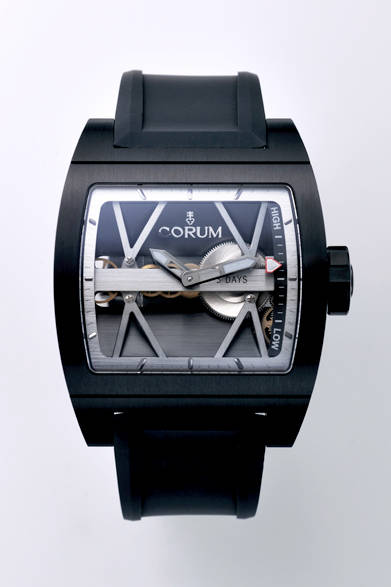 イタリア・ナポリ出身の時計師、ヴィンセント・カラブレーゼが開発したことで有名なコルムの腕時計「ゴールデンブリッジ」。その系譜は現代にまで受け継がれており、「Ti-ブリッジ パワーリザーブ」もそのひとつだ。輪列のすべてを一直線上に配する、特徴的なデザインの手巻きバゲットムーブメントは横位置に配され、右の縦ラインにはパワーリザーブが表示される。ケース素材にはチタニウムが採用された。<br /><br /><strong>Ti-ブリッジ パワーリザーブ</strong><br />225万7,500円（世界限定50本）<br />手巻き、縦52.3×横42.5mm、チタニウム（ブラックPDV加工）、50m防水<br /><br />DKSHジャパン株式会社カスタマーサービス<br />Tel. 03-5441-4515<br />http://www.corum.ch